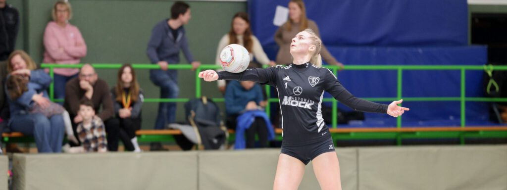 Saisonstart in Solingen: TVB-Faustballerinnen starten in Hallenspielzeit