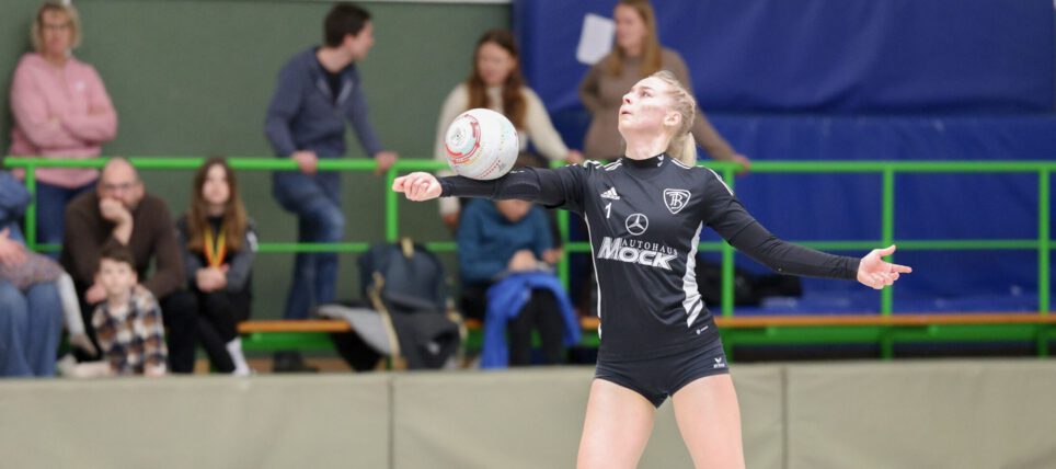 Saisonstart in Solingen: TVB-Faustballerinnen starten in Hallenspielzeit