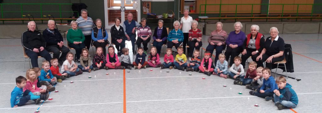 Hocker-Gym.-Gruppe singt mit dem Brettorfer Kindergarten