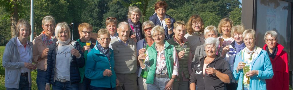 Gymnastikfrauen mit dem Fahrrad auf Kristalltour