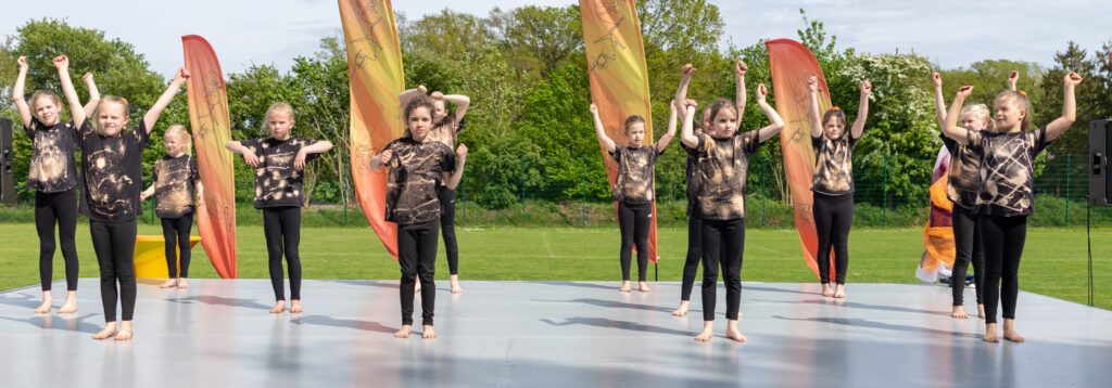 Vom Sportplatz zur Showbühne: „SpielART“ begeistert in Brettorf