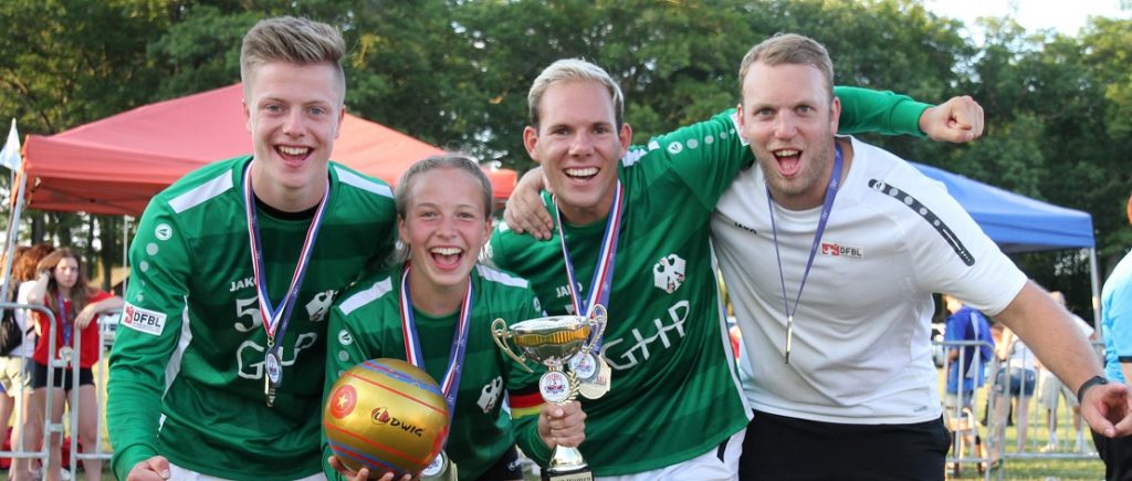 Nachwuchsfaustballer jubeln über WM-Medaillen